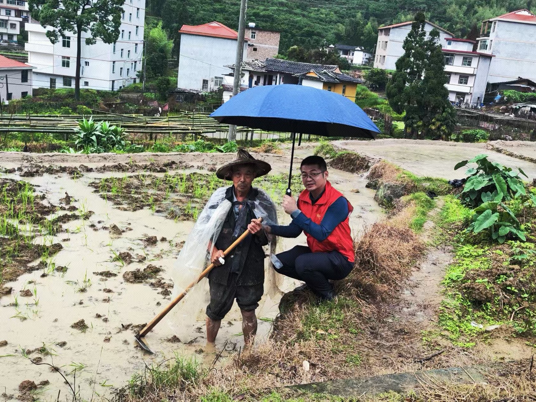 暴雨中的守护者：抢农时护农耕 平安助农有担当(图1)