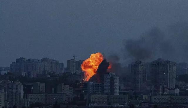 震撼！俄乌冲突再升级：俄大举轰炸乌军工乌全境警报长鸣(图1)