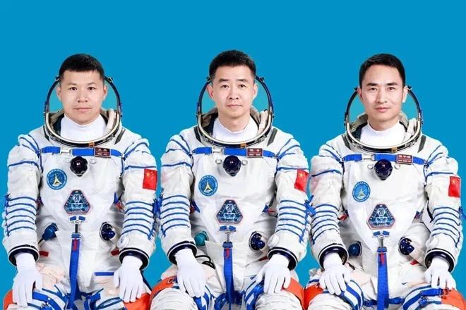 大量星链卫星突然坠落地球！神舟二十号才飞行3个月会有危险吗(图20)