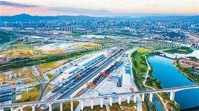 今天怀化国际陆港登上《人民日报海外版》头条(图2)