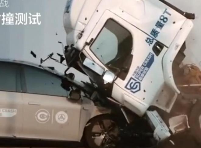 理想i8撞坏重卡后续：理想负责人喊话要求直播复测乘龙卡车回应(图5)
