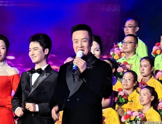 阎维文妻子现状：66岁驼背苍老瘦成皮包骨夫妻差1岁像两代人(图4)