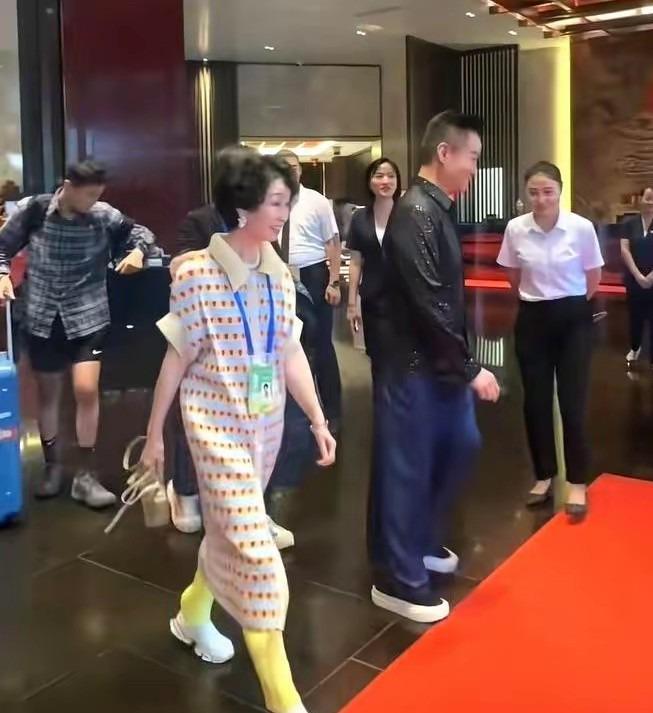 阎维文妻子现状：66岁驼背苍老瘦成皮包骨夫妻差1岁像两代人(图6)
