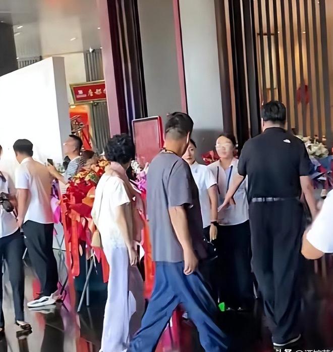 阎维文妻子现状：66岁驼背苍老瘦成皮包骨夫妻差1岁像两代人(图12)