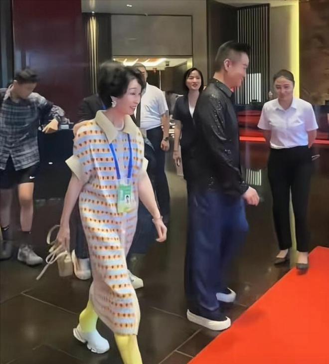 阎维文妻子现状：66岁驼背苍老瘦成皮包骨夫妻差1岁像两代人(图7)