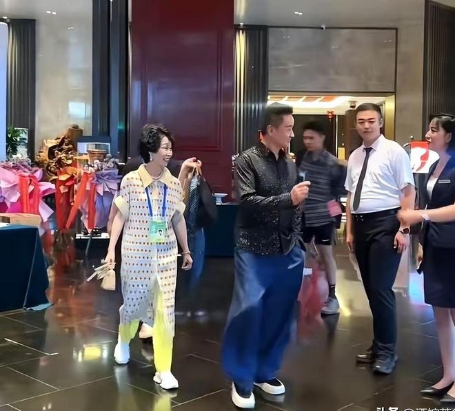 阎维文妻子现状：66岁驼背苍老瘦成皮包骨夫妻差1岁像两代人(图18)