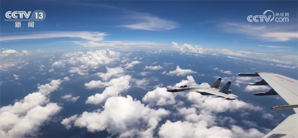 俄战略轰炸机在白令海完成计划飞行 有外国战机伴飞(图1)